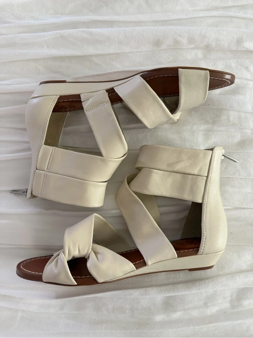 Vince Camuto Ivory Leather Strappy Ankle Zip Flat Sandals Size 7 NWOT